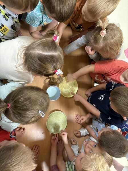 Eksperyment z wodą, pieprzem i płynem do naczyń