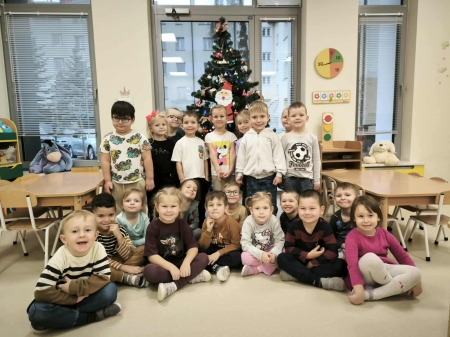 Wspólne ubieranie choinki